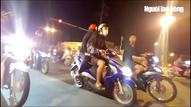 Video: Qu&aacute;i xế b&atilde;o đ&ecirc;m n&aacute;o động khu H&agrave;ng Xanh - Ảnh 2.