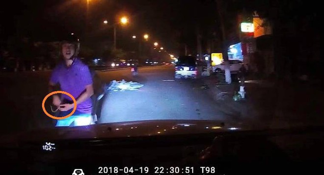 T&agrave;i xế &ocirc; t&ocirc; khai mất d&acirc;y chuyền v&agrave;ng gần 70 triệu sau x&ocirc; x&aacute;t với 2 thanh ni&ecirc;n tr&ecirc;n đường phố Đ&agrave; Nẵng - Ảnh 1.