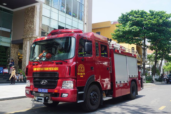 Cháy chung cư 26 tầng lúc giữa trưa ở Đà Nẵng, hàng trăm người hốt hoảng tháo chạy - Ảnh 3.