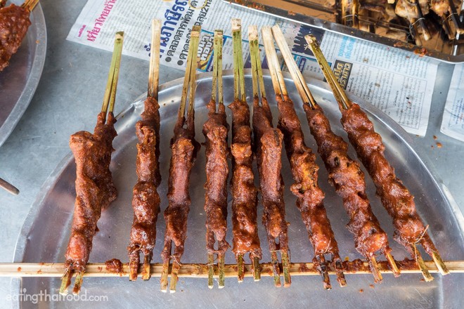 Thịt gà xiên nướng phủ nước cốt dừa đặc biệt ở Thái Lan, bảo đảm ăn là nghiện - Ảnh 1.