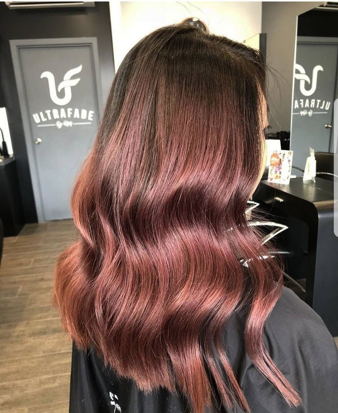 Nhuộm tóc màu nâu hoa hồng sẽ mang đến cho bạn sự nữ tính và đầy quyến rũ. Hình ảnh này sẽ giúp bạn dễ dàng hình dung về một phong cách tóc mới lạ và thú vị. Hãy tham khảo để nâng cao phong cách của mình và trở thành người đẹp sở hữu mái tóc đỉnh cao.
