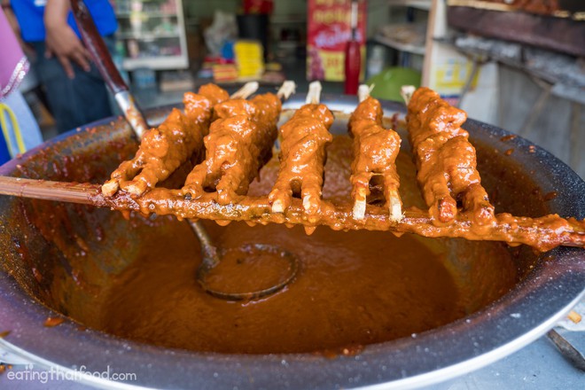 Thịt gà xiên nướng phủ nước cốt dừa đặc biệt ở Thái Lan, bảo đảm ăn là nghiện - Ảnh 3.