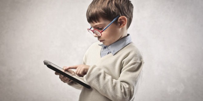 Thực trạng đáng nghĩ: Trẻ em tại Anh không biết cách mở sách, mà lướt ngón tay như trên máy tính bảng - Ảnh 1.