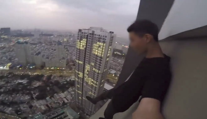 Clip: 3 thanh ni&ecirc;n liều lĩnh leo l&ecirc;n tầng thượng to&agrave; nh&agrave; 38 tầng ở S&agrave;i G&ograve;n chạy nhảy, quay video - Ảnh 3.