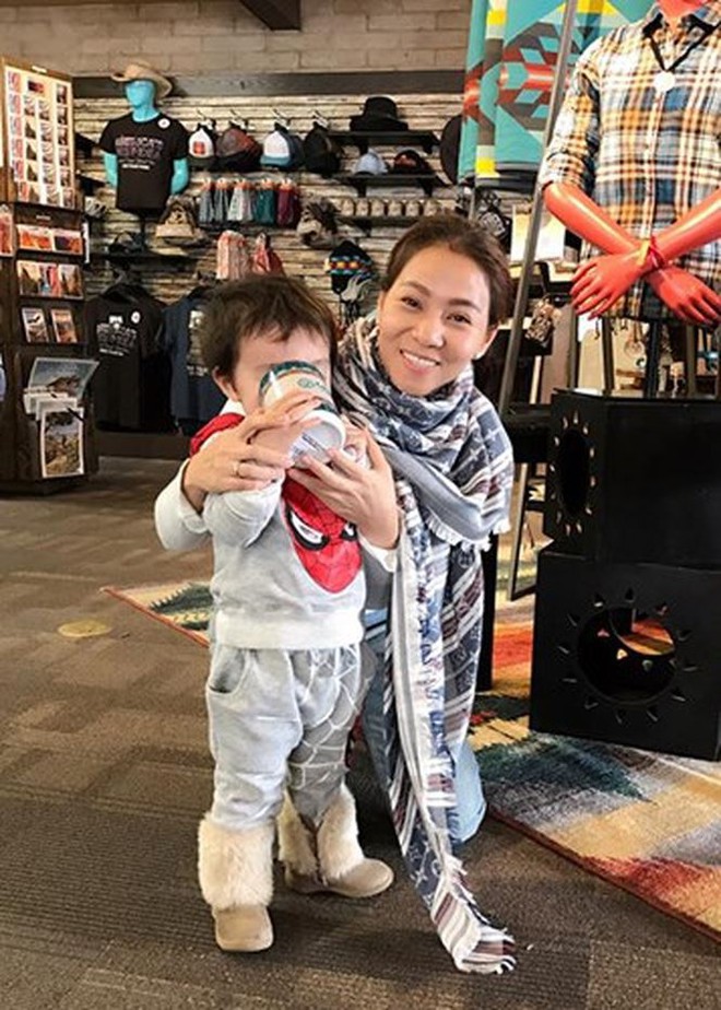 Sau 3 năm &uacute;p mở, B&eacute; Gấu - con trai Thu Minh lần đầu lộ diện r&otilde; mặt, lớn phổng phao khi đi diễn c&ugrave;ng mẹ - Ảnh 3.