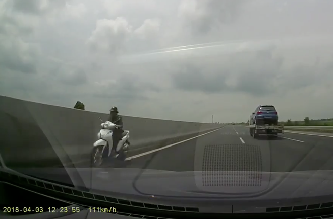 Clip: Siêu ninja phi ngược chiều trong làn 120km/h cao tốc Hà Nội - Hải Phòng - Ảnh 2.