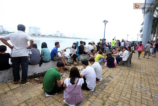 H&agrave;ng ngh&igrave;n người k&eacute;o nhau ra bờ S&ocirc;ng H&agrave;n &ldquo;x&iacute;&rdquo; chỗ xem Lễ hội ph&aacute;o hoa quốc tế từ rất sớm - Ảnh 2.