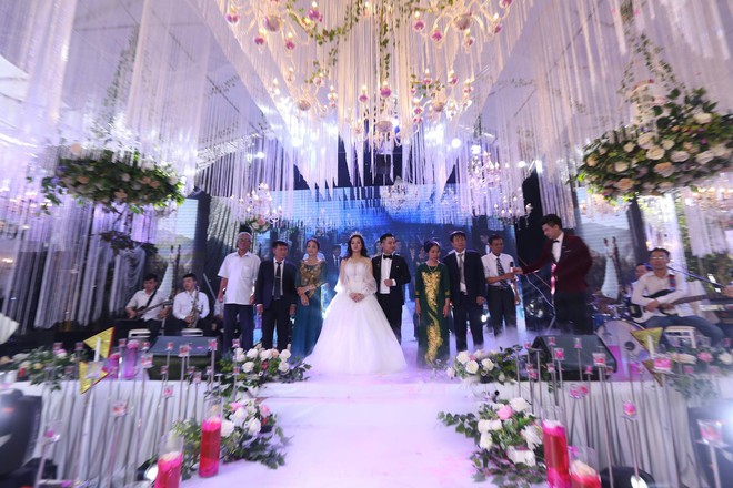 Hữu Công tiết lộ chi 2 tỷ cho đám cưới khủng, rộng 700m2, mời 1000 khách cùng sao hạng A về làng - Ảnh 2.