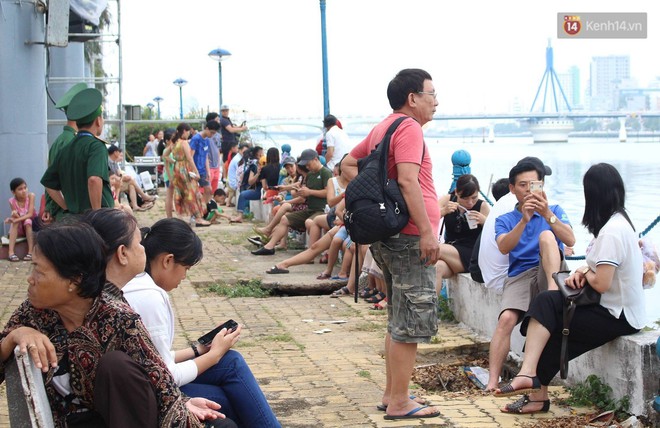 H&agrave;ng ngh&igrave;n người k&eacute;o nhau ra bờ S&ocirc;ng H&agrave;n &ldquo;x&iacute;&rdquo; chỗ xem Lễ hội ph&aacute;o hoa quốc tế từ rất sớm - Ảnh 6.