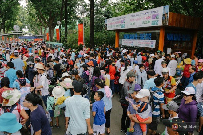 Hàng nghìn người chen nhau mua vé, vật vờ ở Thảo Cầm Viên trong dịp lễ 30/4 - Ảnh 9. Hàng nghìn người chen nhau mua vé, vật vờ ở Thảo Cầm Viên trong dịp lễ 30/4 - Ảnh 9.