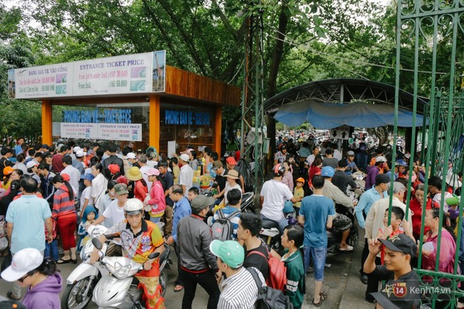 Hàng nghìn người chen nhau mua vé, vật vờ ở Thảo Cầm Viên trong dịp lễ 30/4 - Ảnh 7. Hàng nghìn người chen nhau mua vé, vật vờ ở Thảo Cầm Viên trong dịp lễ 30/4 - Ảnh 7.
