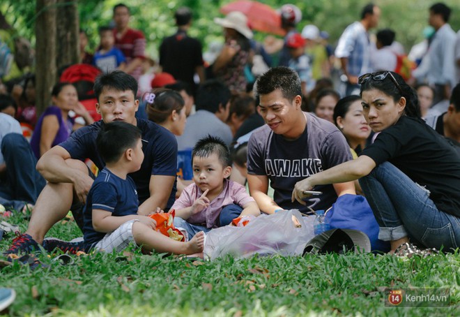 Hàng nghìn người chen nhau mua vé, vật vờ ở Thảo Cầm Viên trong dịp lễ 30/4 - Ảnh 15. Hàng nghìn người chen nhau mua vé, vật vờ ở Thảo Cầm Viên trong dịp lễ 30/4 - Ảnh 15.