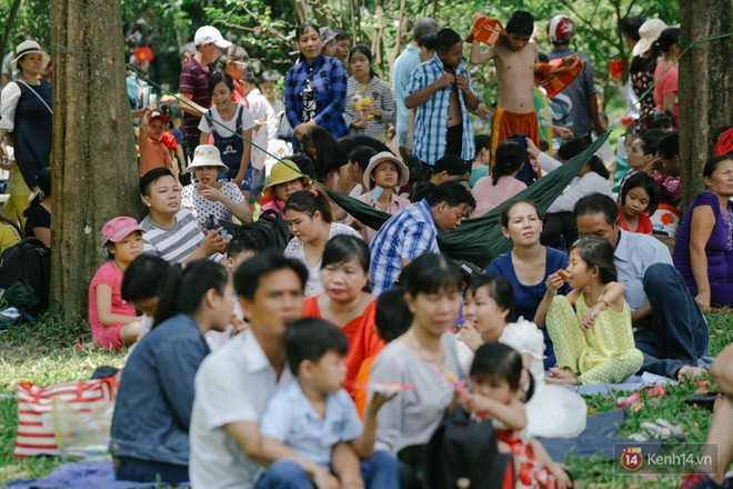 Hàng nghìn người chen nhau mua vé, vật vờ ở Thảo Cầm Viên trong dịp lễ 30/4 - Ảnh 14.