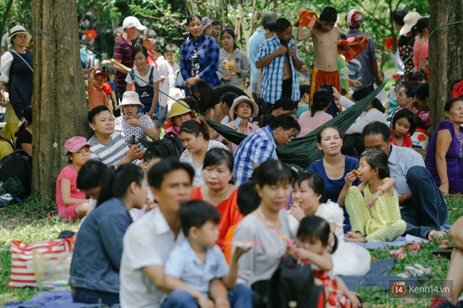 Hàng nghìn người chen nhau mua vé, vật vờ ở Thảo Cầm Viên trong dịp lễ 30/4 - Ảnh 14. Hàng nghìn người chen nhau mua vé, vật vờ ở Thảo Cầm Viên trong dịp lễ 30/4 - Ảnh 14.