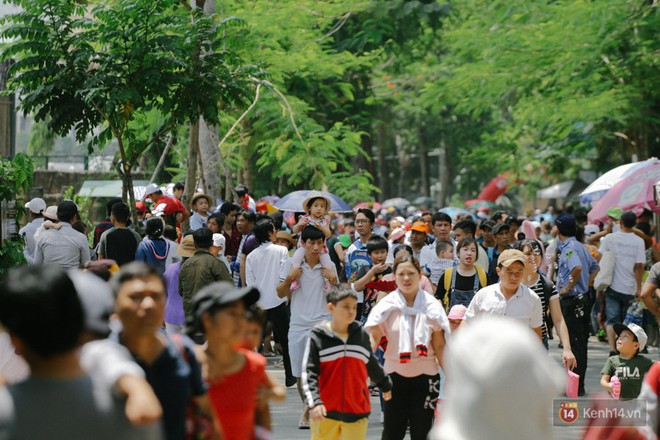 Hàng nghìn người chen nhau mua vé, vật vờ ở Thảo Cầm Viên trong dịp lễ 30/4 - Ảnh 12.