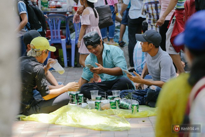 Hàng nghìn người chen nhau mua vé, vật vờ ở Thảo Cầm Viên trong dịp lễ 30/4 - Ảnh 21.