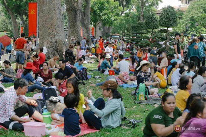 Hàng nghìn người chen nhau mua vé, vật vờ ở Thảo Cầm Viên trong dịp lễ 30/4 - Ảnh 5. Hàng nghìn người chen nhau mua vé, vật vờ ở Thảo Cầm Viên trong dịp lễ 30/4 - Ảnh 5.