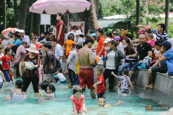 Hàng nghìn người chen nhau mua vé, vật vờ ở Thảo Cầm Viên trong dịp lễ 30/4 - Ảnh 23.