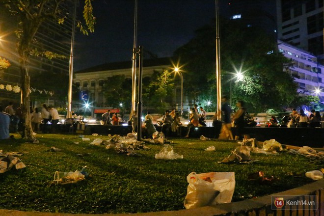 Rác ngập ngụa trên phố đi bộ Nguyễn Huệ và công viên sau màn pháo hoa mừng lễ 30/4 ở Sài Gòn - Ảnh 6.
