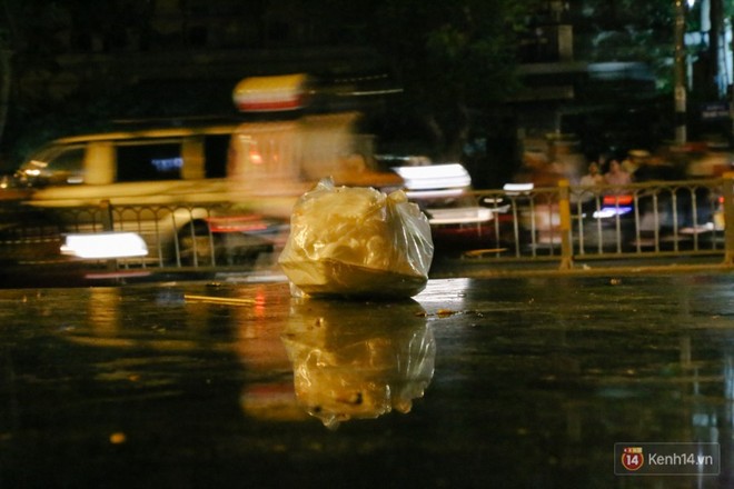 Rác ngập ngụa trên phố đi bộ Nguyễn Huệ và công viên sau màn pháo hoa mừng lễ 30/4 ở Sài Gòn - Ảnh 3.