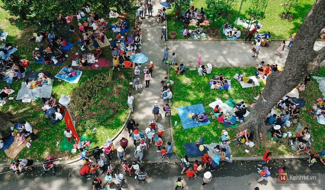 Hàng nghìn người chen nhau mua vé, vật vờ ở Thảo Cầm Viên trong dịp lễ 30/4 - Ảnh 4. Hàng nghìn người chen nhau mua vé, vật vờ ở Thảo Cầm Viên trong dịp lễ 30/4 - Ảnh 4.