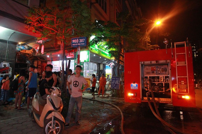 H&agrave; Nội: Ch&aacute;y lớn cửa h&agrave;ng giặt l&agrave; v&agrave; sang chiết gas, nhiều t&agrave;i sản bị thi&ecirc;u rụi ho&agrave;n to&agrave;n - Ảnh 5.