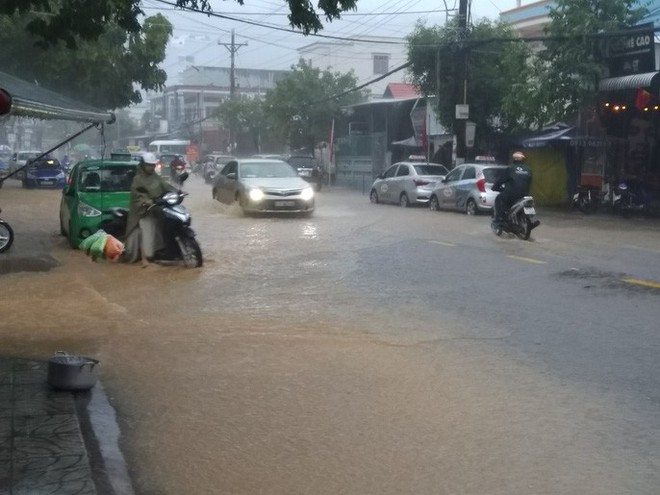 Du kh&aacute;ch phải thay đổi lịch tr&igrave;nh v&igrave; Ph&uacute; Quốc mưa rất to v&agrave;o s&aacute;ng 30-4 - Ảnh 3.