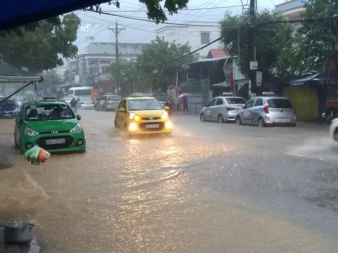 Du kh&aacute;ch phải thay đổi lịch tr&igrave;nh v&igrave; Ph&uacute; Quốc mưa rất to v&agrave;o s&aacute;ng 30-4 - Ảnh 4.