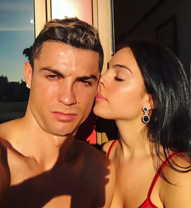 Georgina khoe nhẫn kim cương, Ronaldo đã cầu hôn bạn gái rồi chăng? - Ảnh 2.