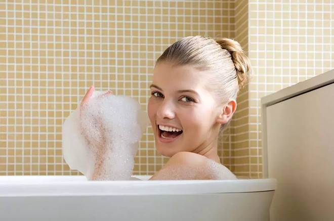 Ngưng ngay những thói quen này khi tắm nếu bạn không muốn gây hại cho làn da của mình - Ảnh 3.