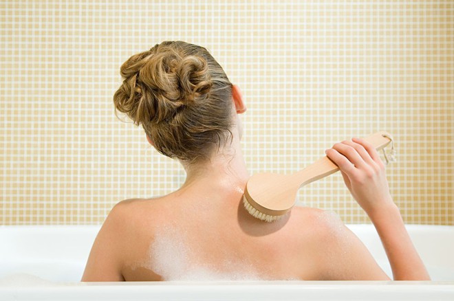 Ngưng ngay những thói quen này khi tắm nếu bạn không muốn gây hại cho làn da của mình - Ảnh 4.