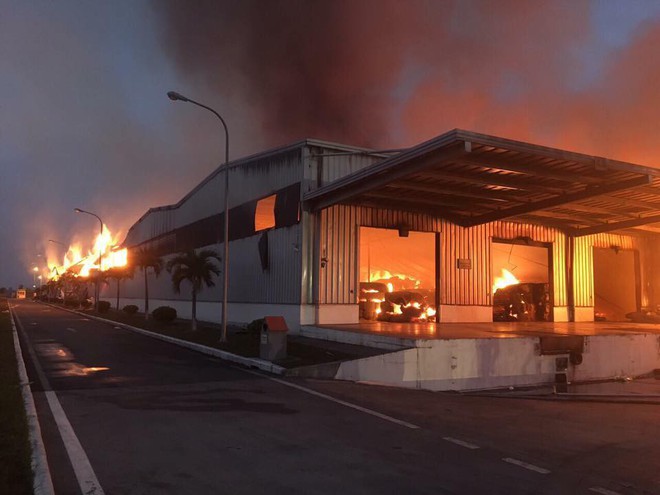 Nhà kho công ty ở Quảng Ninh bốc cháy ngùn ngụt  lúc rạng sáng - Ảnh 1.