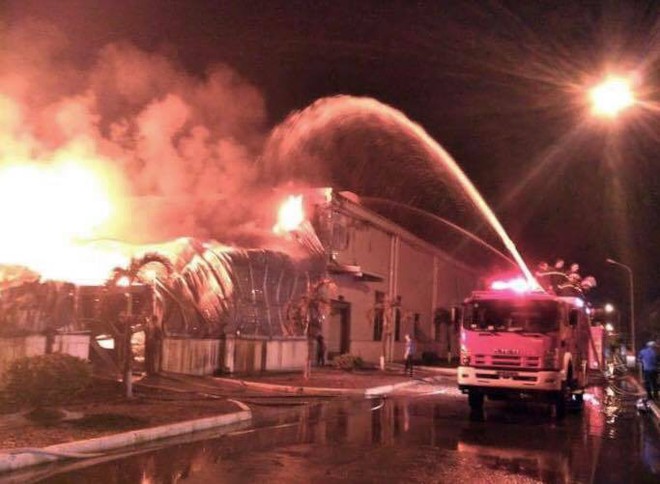 Nh&agrave; kho c&ocirc;ng ty ở Quảng Ninh bốc ch&aacute;y ng&ugrave;n ngụt  l&uacute;c rạng s&aacute;ng - Ảnh 3.
