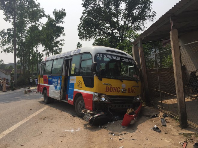 Nghệ An: Xe buýt va chạm với 2 xe máy, 5 người thương vong - Ảnh 2.