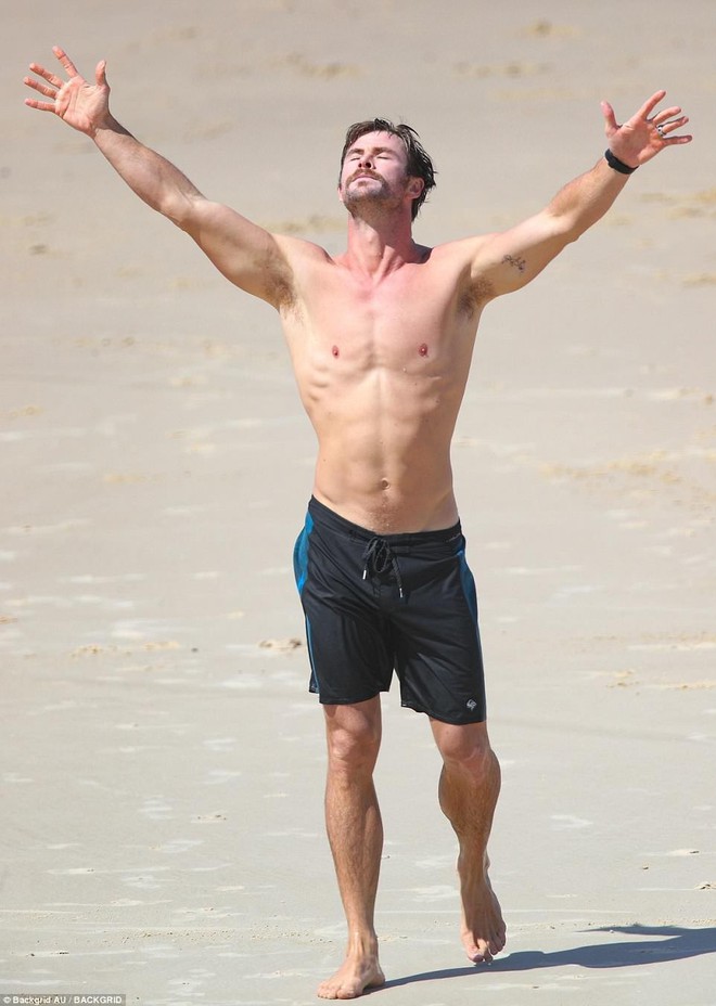 Mải trông con, vợ Thor Chris Hemsworth bị tuột bikini, hớ hênh vòng 3 và suýt lộ vòng 1 - Ảnh 5.