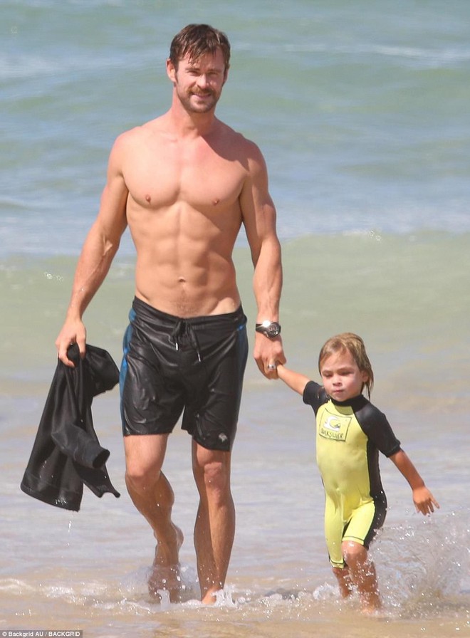 Mải trông con, vợ Thor Chris Hemsworth bị tuột bikini, hớ hênh vòng 3 và suýt lộ vòng 1 - Ảnh 12.