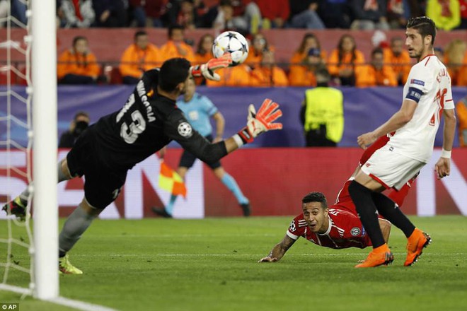 Sevilla 1-2 Bayern Munich: James Rodriguez vào sân tạo ra bước ngoặt - Ảnh 8.