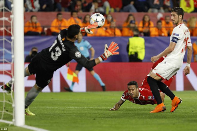 Sevilla 1-2 Bayern Munich: James Rodriguez v&agrave;o s&acirc;n tạo ra bước ngoặt - Ảnh 8.