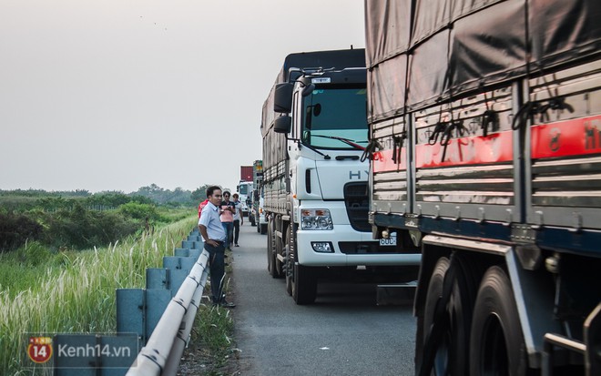 Hành khách ẵm con cuốc bộ trên cao tốc Long Thành sau vụ tai nạn liên hoàn khiến cả tuyến đường kẹt cứng - Ảnh 1.