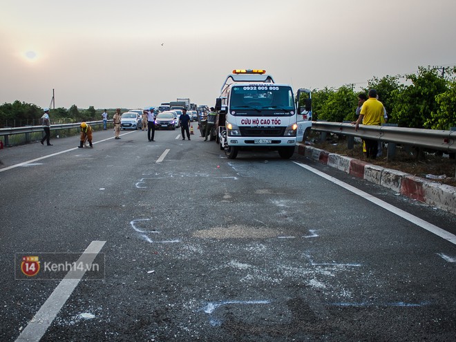 Hành khách ẵm con cuốc bộ trên cao tốc Long Thành sau vụ tai nạn liên hoàn khiến cả tuyến đường kẹt cứng - Ảnh 7.