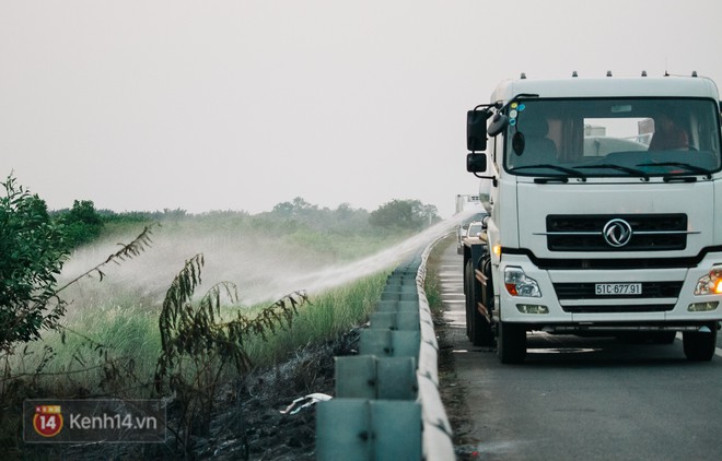 Hành khách ẵm con cuốc bộ trên cao tốc Long Thành sau vụ tai nạn liên hoàn khiến cả tuyến đường kẹt cứng - Ảnh 10.