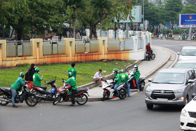 GrabBike giả xuất hiện tràn lan ở sân bay Tân Sơn Nhất, Grab “cầu cứu” Công an TP. HCM - Ảnh 1.