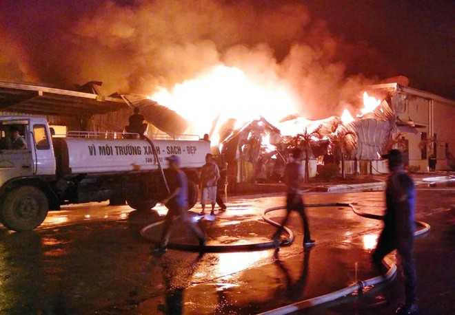 Vụ cháy xưởng chứa bông ở Móng Cái: 800 người tham gia dập lửa từ 2h sáng, đến tối đám cháy vẫn bùng lại - Ảnh 2.