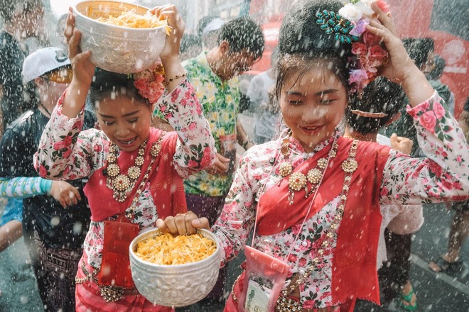 Lễ hội té nước Songkran: Đừng giữ mình khô ráo nếu muốn hưởng hạnh phúc! - Ảnh 8.