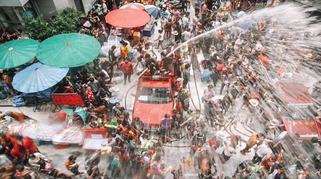 Lễ hội té nước Songkran: Đừng giữ mình khô ráo nếu muốn hưởng hạnh phúc! - Ảnh 13.