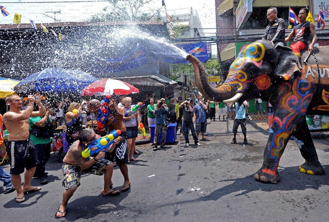 Lễ hội té nước Songkran: Đừng giữ mình khô ráo nếu muốn hưởng hạnh phúc! - Ảnh 12.