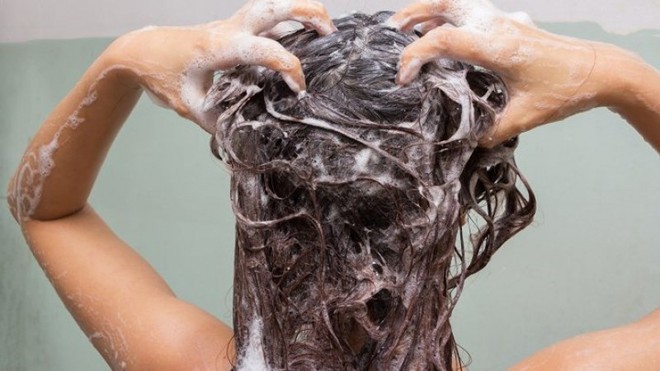 5 sai lầm thường gặp khi gội đầu chỉ khiến mái tóc nhanh hư tổn - Ảnh 3.