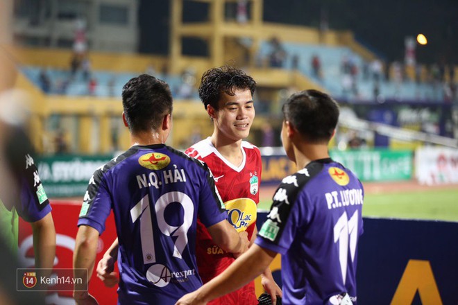 Dù đối đầu trong đại chiến, cầu thủ của U23 Việt Nam vẫn dành cho nhau những hành động rất đẹp - Ảnh 10.