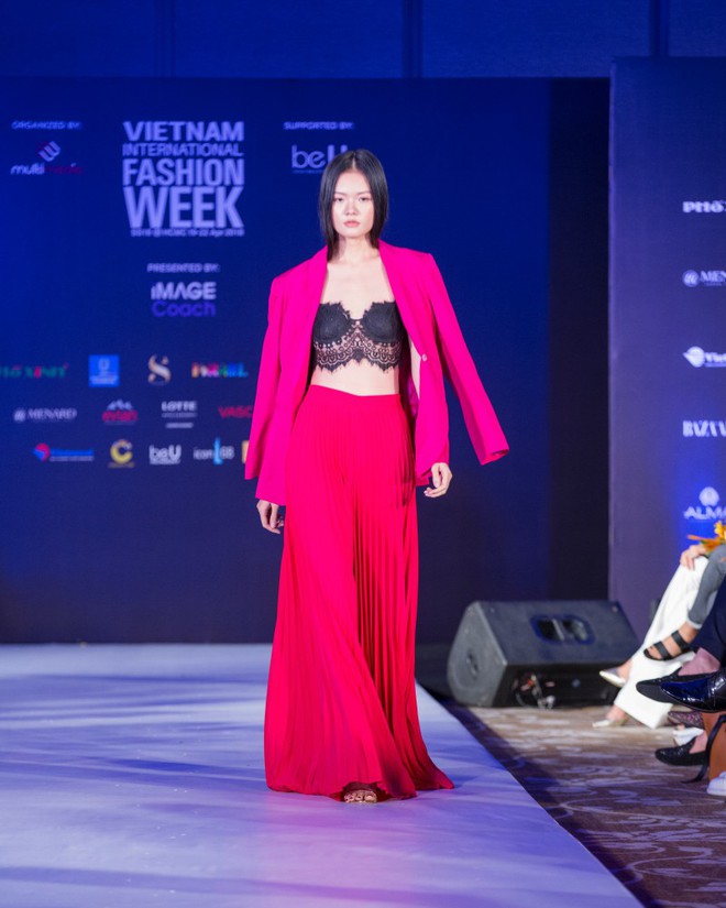 Hơn 1 tuần nữa mới khai mạc nhưng Vietnam International Fashion Week đã hé lộ dần các thiết kế mới - Ảnh 11.