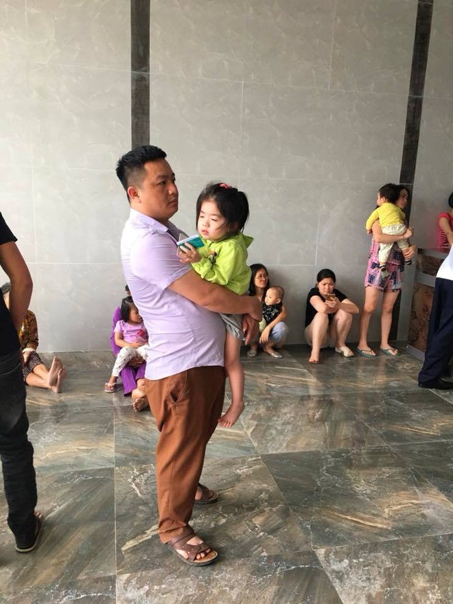 H&agrave; Nội: Chu&ocirc;ng b&aacute;o ch&aacute;y 2 lần/ng&agrave;y, thai phụ kh&oacute;c nức nở bế con sơ sinh chạy bộ từ tầng 20 xuống tầng 1, c&oacute; người c&ograve;n mặc nguy&ecirc;n cả đồ tắm - Ảnh 1.